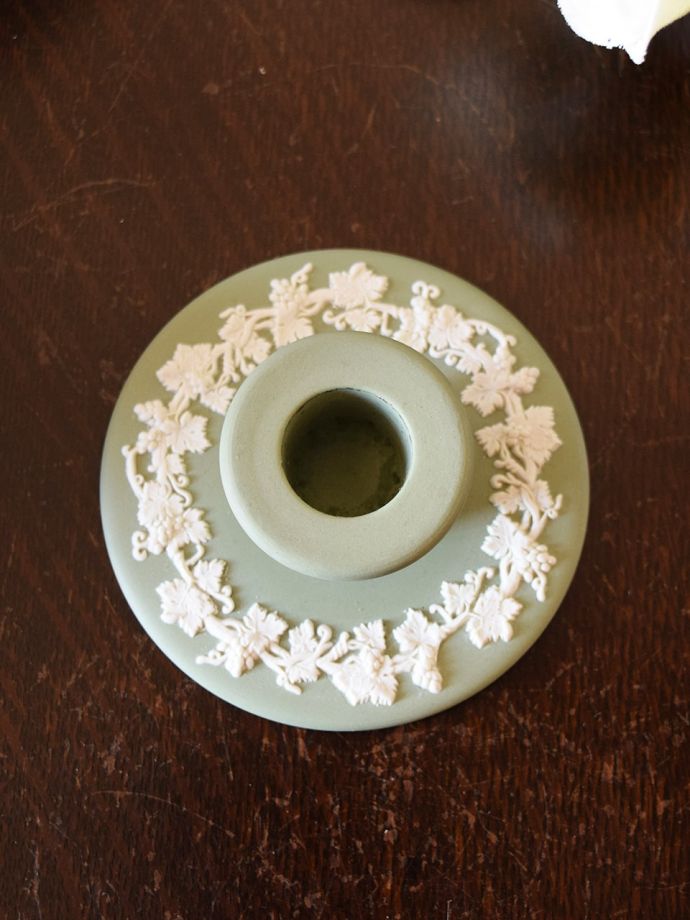 ジャスパーウェアのキャンドルスタンド、ウェッジウッドのセージ