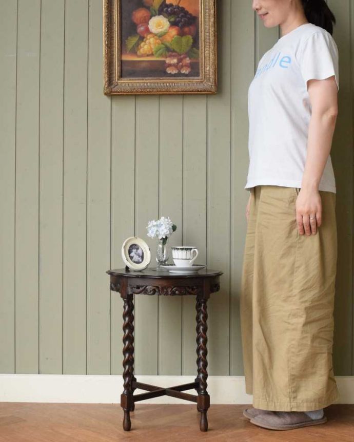 アンティークのテーブル　アンティーク家具　お花の彫刻と天板のレースカットが優雅なアンティークオケージョナルテーブル 。便利に使えるコンパクトサイズのテーブル「オケージョナル」とは「便利に使える」と言う意味。(m-637-f)