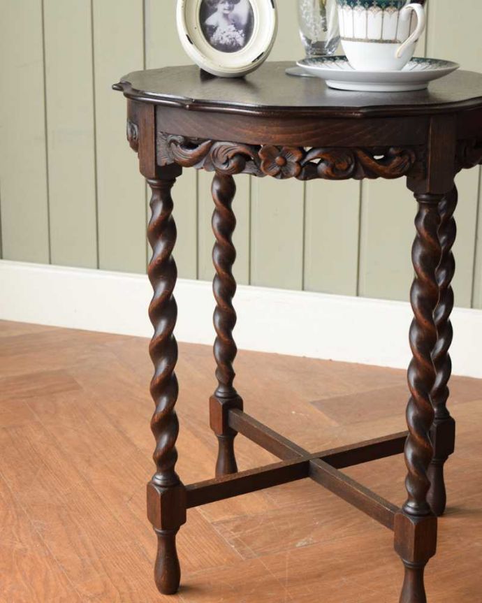 アンティークのテーブル　アンティーク家具　お花の彫刻と天板のレースカットが優雅なアンティークオケージョナルテーブル 。間違いなし！英国アンティーク定番のデザインクルックルッとしなやかに巻かれた女性らしいデザインが印象的なツイスト脚。(m-637-f)