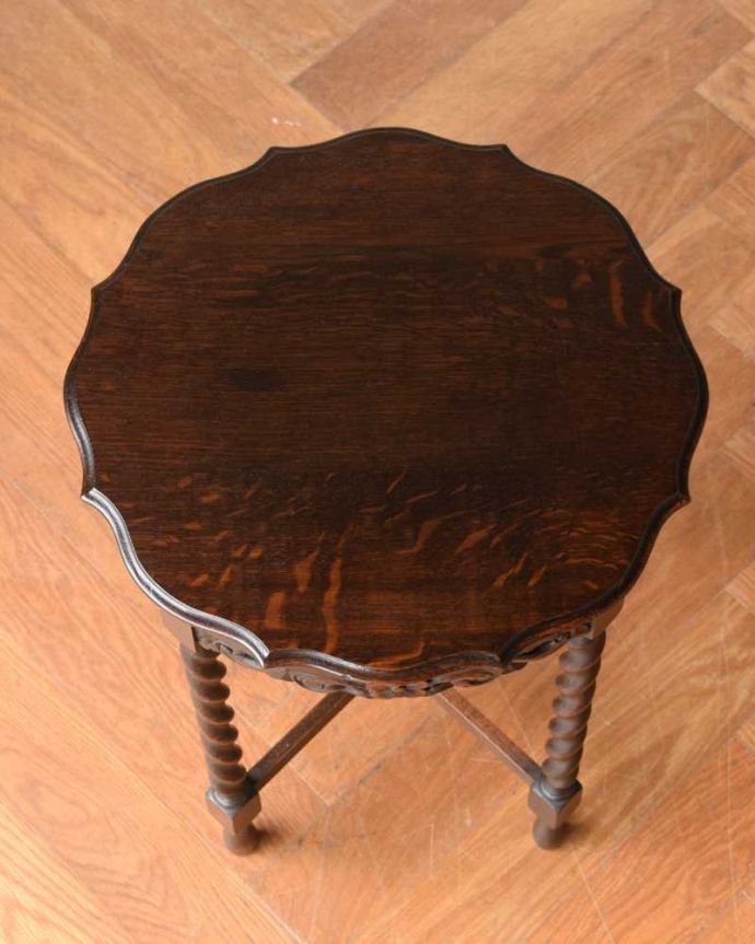 アンティークのテーブル　アンティーク家具　お花の彫刻と天板のレースカットが優雅なアンティークオケージョナルテーブル 。キレイに修復しましたやっぱり気になるテーブルの天板。(m-637-f)