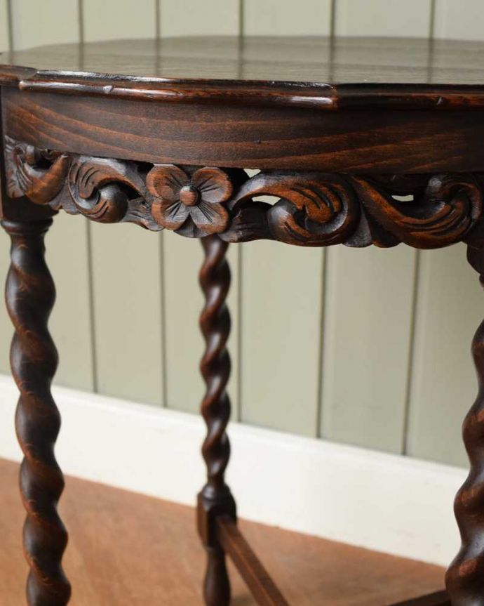 アンティークのテーブル　アンティーク家具　お花の彫刻と天板のレースカットが優雅なアンティークオケージョナルテーブル 。うっとりする美しさアンティークだから手に入る美しい彫。(m-637-f)