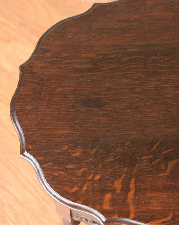 アンティークのテーブル　アンティーク家具　お花の彫刻と天板のレースカットが優雅なアンティークオケージョナルテーブル 。近づいて見てみると･･･天板を見てみるとこんな感じです。(m-637-f)