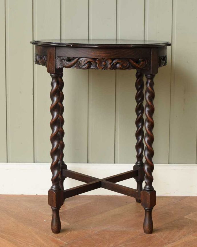 アンティークのテーブル　アンティーク家具　お花の彫刻と天板のレースカットが優雅なアンティークオケージョナルテーブル 。クルッと回転。(m-637-f)