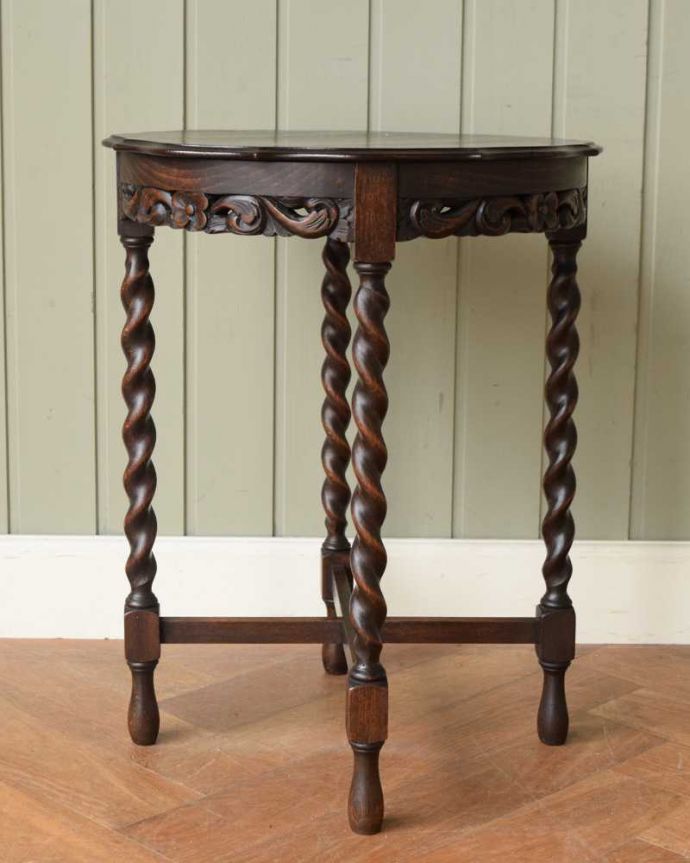 アンティークのテーブル　アンティーク家具　お花の彫刻と天板のレースカットが優雅なアンティークオケージョナルテーブル 。しっかり修復しました。(m-637-f)