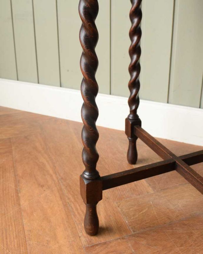 アンティークのテーブル　アンティーク家具　お花の彫刻と天板のレースカットが優雅なアンティークオケージョナルテーブル 。持ち上げなくても大丈夫！Handleのアンティークは、脚の裏にフェルトキーパーをお付けしています。(m-637-f)