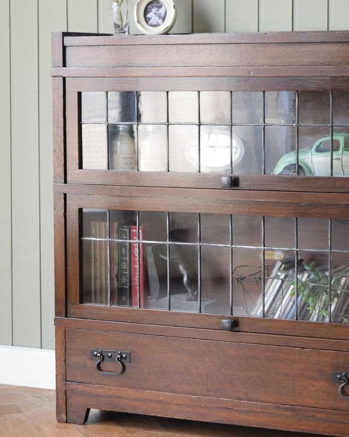 アンティークのキャビネット　アンティーク家具　グローブ・ヴェルニッケ社の英国輸入のアンティークスタッキングブックケース（本棚）。ガラス越しに中をのぞいてみると･･･こんなにおしゃれな家具が事務機器だったなんて考えられないくらい。(m-638-f)