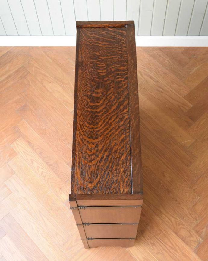 アンティークのキャビネット　アンティーク家具　グローブ・ヴェルニッケ社の英国輸入のアンティークスタッキングブックケース（本棚）。上から形を見てみると･･･天板はこんな形です。(m-638-f)