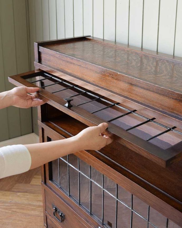 アンティークのキャビネット　アンティーク家具　グローブ・ヴェルニッケ社の英国輸入のアンティークスタッキングブックケース（本棚）。ちょっとオシャレな扉フラップ式の扉なので、上に持ち上げてスライドさせれば中に収納出来ます。(m-638-f)