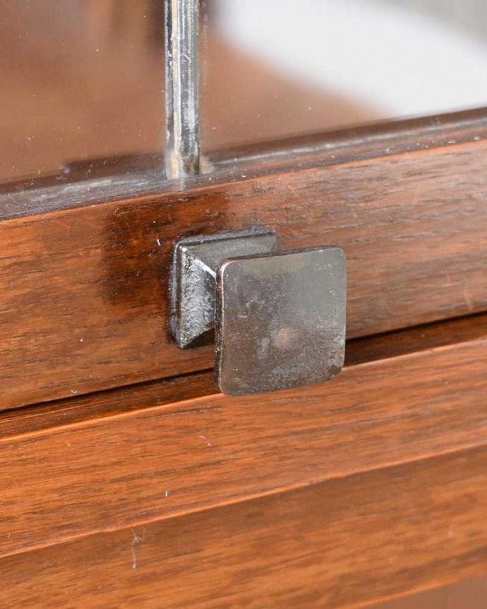 アンティークのキャビネット　アンティーク家具　グローブ・ヴェルニッケ社の英国輸入のアンティークスタッキングブックケース（本棚）。開ける度にワクワク･･･取っ手もアンティーク家具らしいデザインです。(m-638-f)