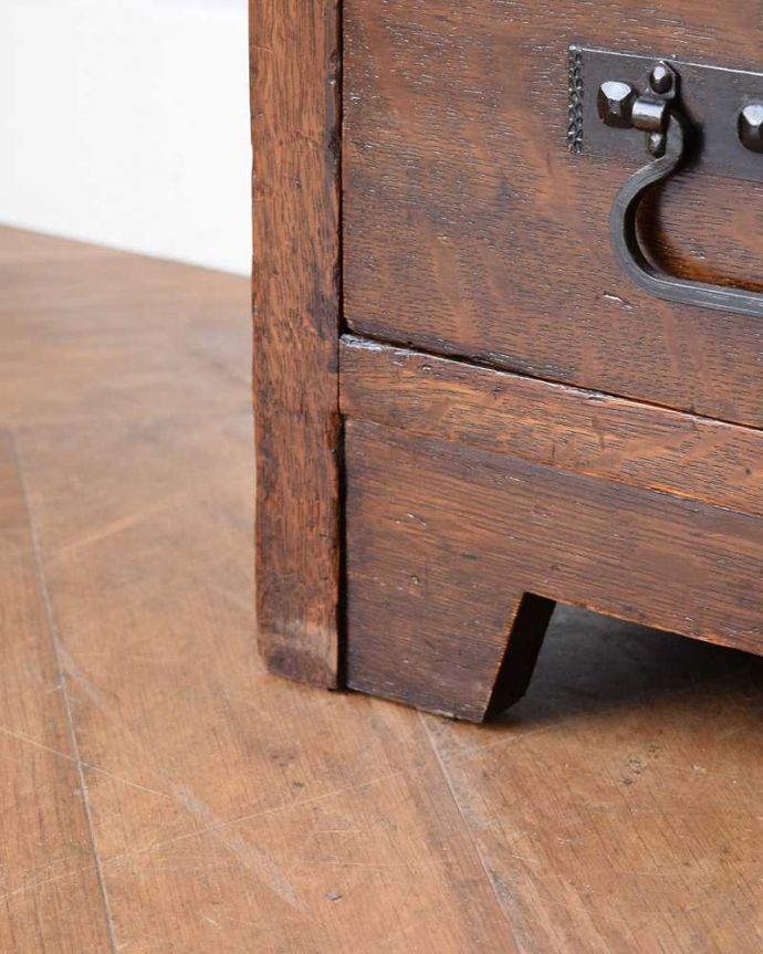 アンティークのキャビネット　アンティーク家具　グローブ・ヴェルニッケ社の英国輸入のアンティークスタッキングブックケース（本棚）。女性１人でも運べますHandleのアンティークは、脚の裏にフェルトキーパーをお付けしているので、女性でも床を滑らせて移動が出来ます。(m-638-f)