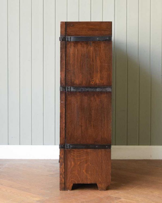 アンティークのキャビネット　アンティーク家具　グローブ・ヴェルニッケ社の英国輸入のアンティークスタッキングブックケース（本棚）。横から見ると･･･横から見るとこんな感じ。(m-638-f)