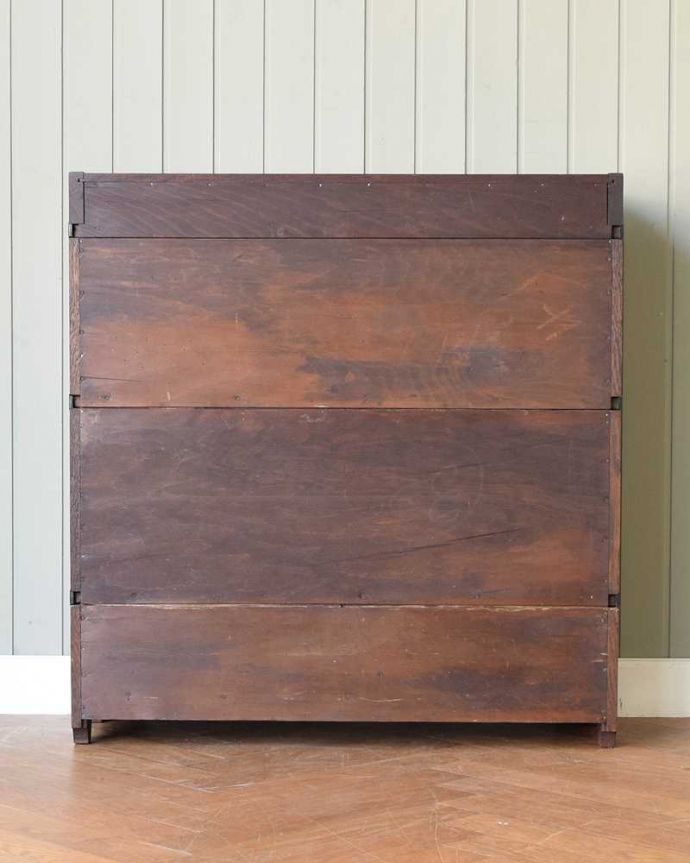 アンティークのキャビネット　アンティーク家具　グローブ・ヴェルニッケ社の英国輸入のアンティークスタッキングブックケース（本棚）。後ろ姿もキレイです。(m-638-f)