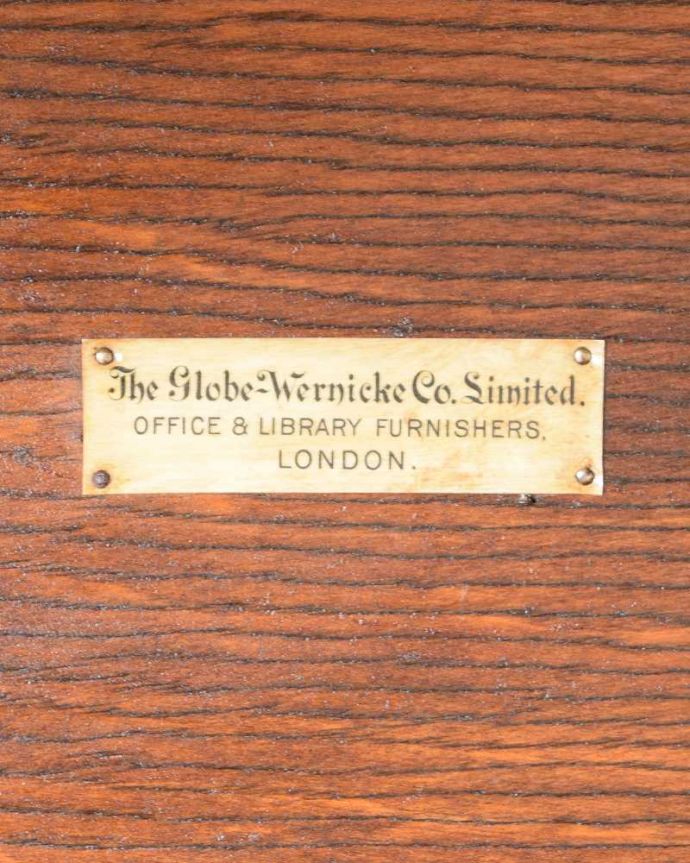 アンティークのキャビネット　アンティーク家具　グローブ・ヴェルニッケ社の英国輸入のアンティークスタッキングブックケース（本棚）。タグが付いていましたグローブ・ヴェルニッケ（The Globe Wernicke）社のタグが付いています。(m-638-f)