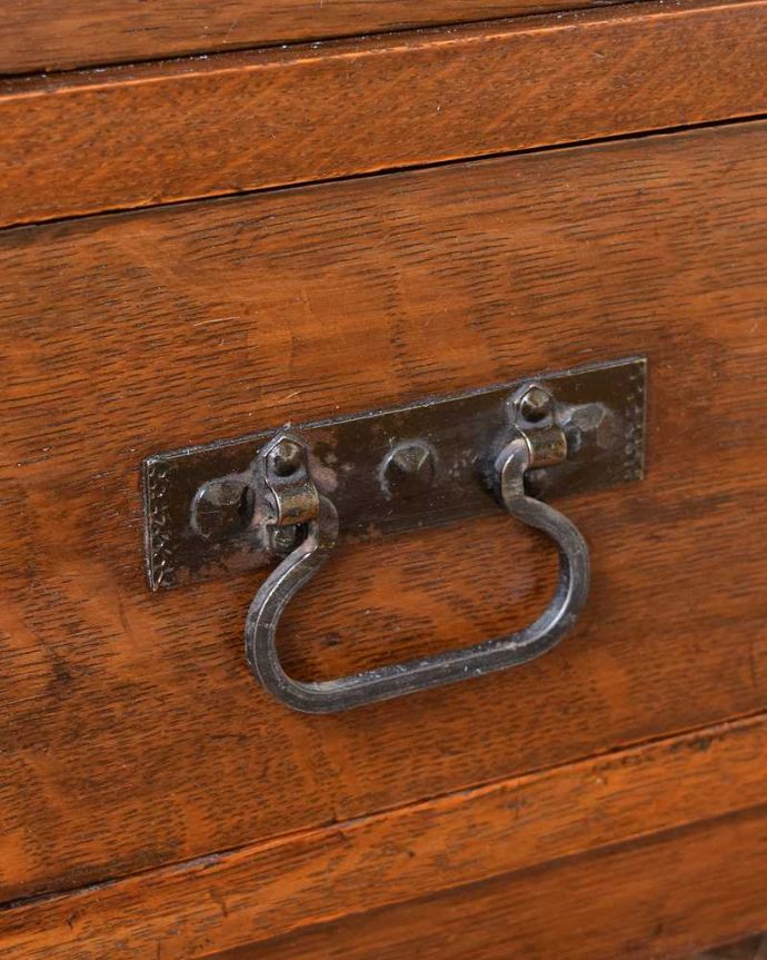 アンティークのキャビネット　アンティーク家具　グローブ・ヴェルニッケ社の英国輸入のアンティークスタッキングブックケース（本棚）。アンティークらしい素敵な取っ手味わい深いアンティークらしい取っ手のデザインからも時間の流れが感じられます。(m-638-f)