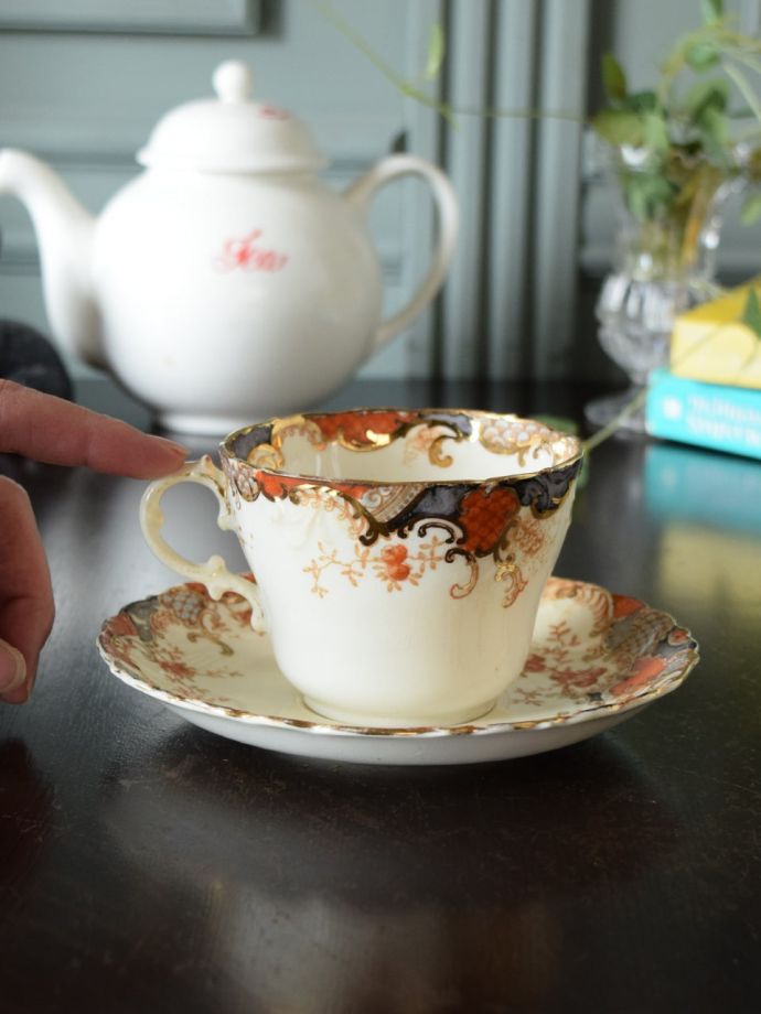 英国エインズレイ窯のアンティークの食器、手描きで描かれた模様が