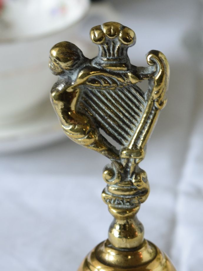 英国で見つけたアンティークの真鍮雑貨、天使×ハープの真鍮ベル(m-6388