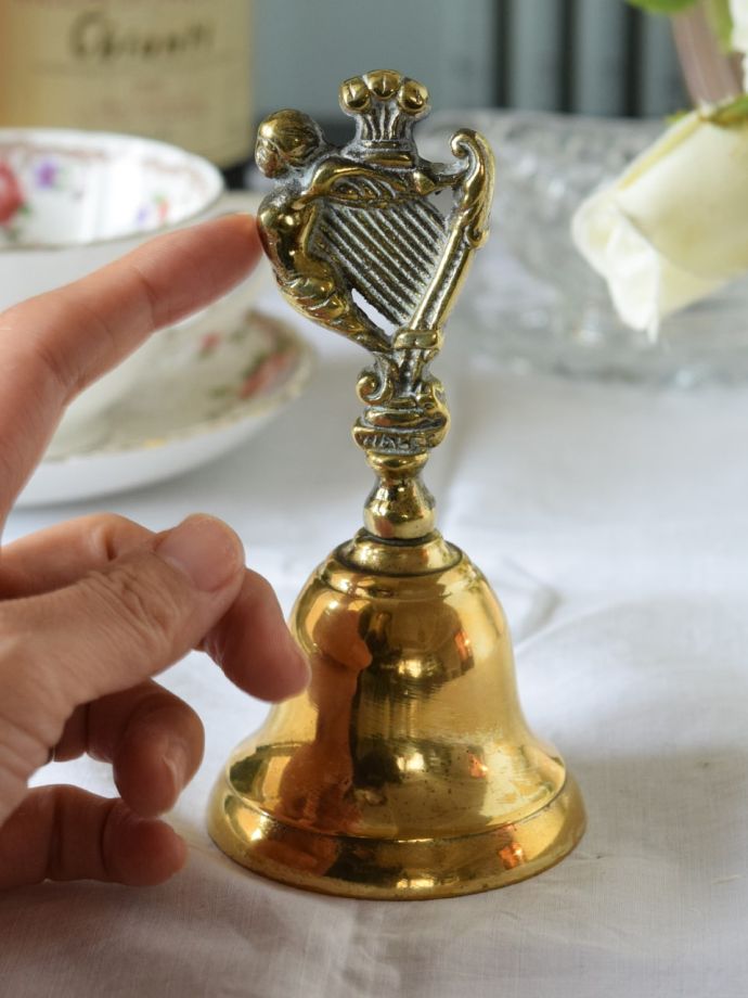 英国で見つけたアンティークの真鍮雑貨、天使×ハープの真鍮ベル(m-6388
