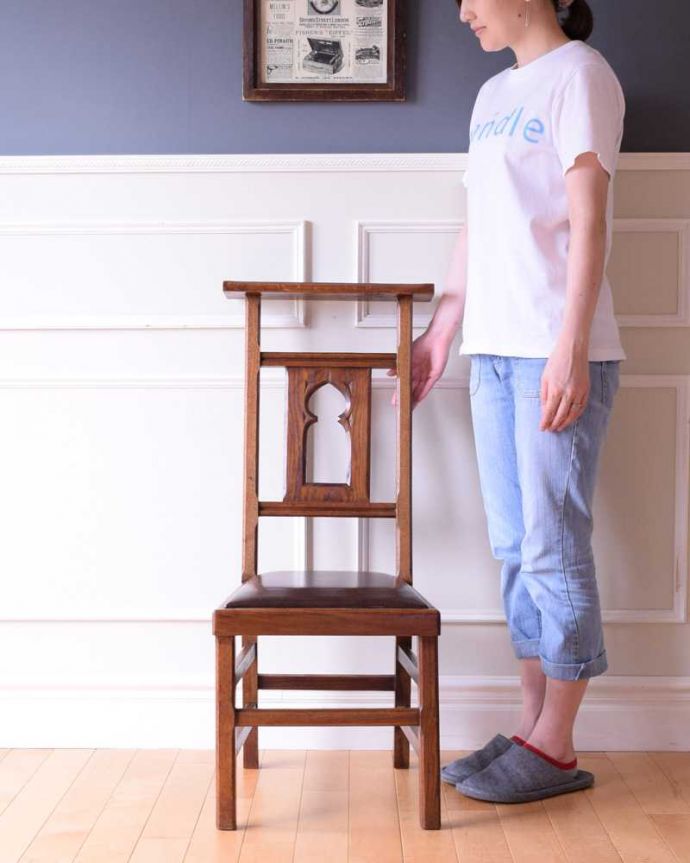 チャーチチェア　アンティーク チェア　貴重！教会で使われていたアンティークチェア、貼り座タイプのチャーチチェア。教会で使われていた椅子名前の通り、日曜日に礼拝に教会に来た人たちが座っていたチャーチチェア。(m-639-c)