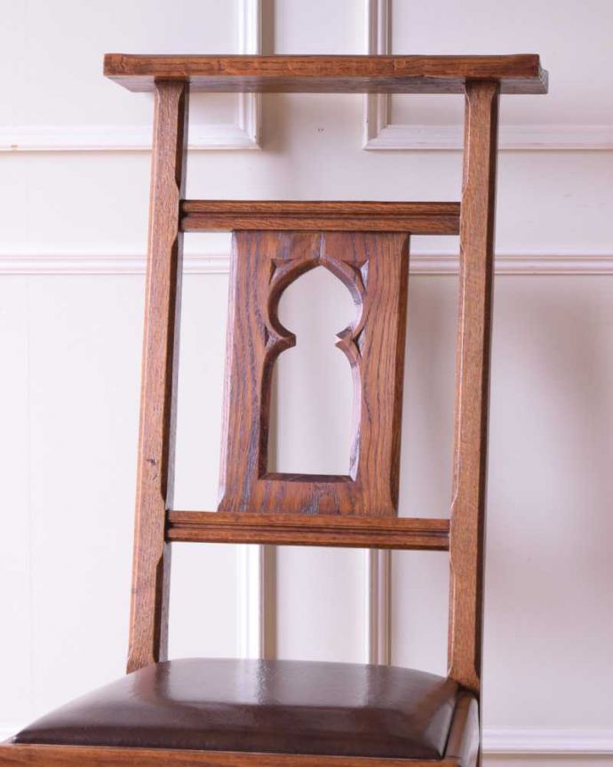 チャーチチェア　アンティーク チェア　貴重！教会で使われていたアンティークチェア、貼り座タイプのチャーチチェア。教会ごとに違う背もたれいろんなデザインのチャーチチェア。(m-639-c)