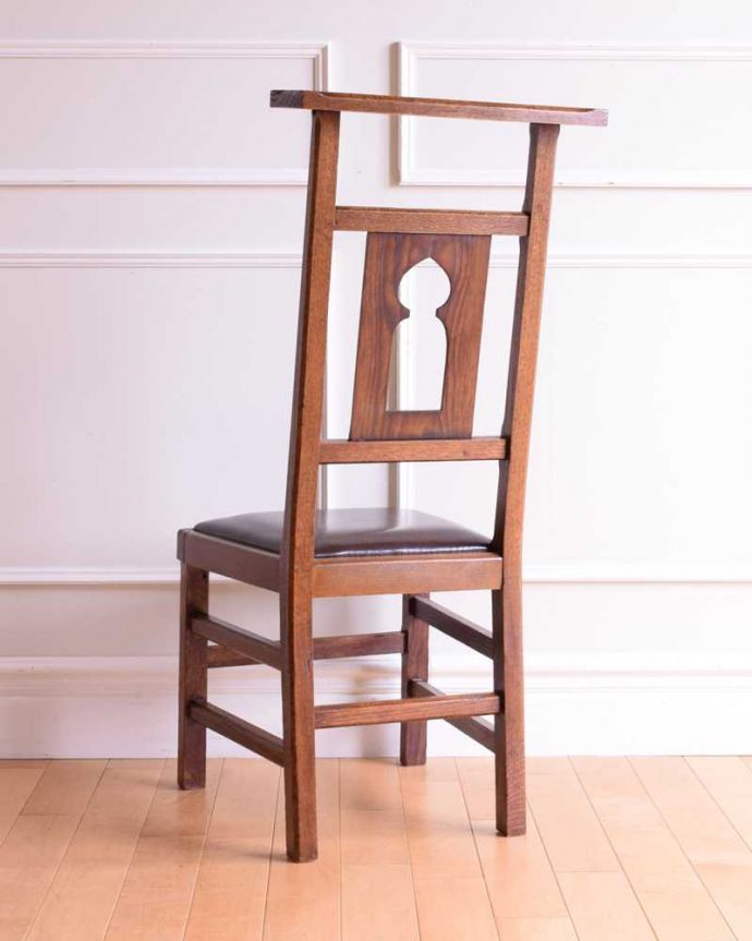 チャーチチェア　アンティーク チェア　貴重！教会で使われていたアンティークチェア、貼り座タイプのチャーチチェア。後ろ姿にも自信があります！教会でズラーっと並べられていた感じで後ろから眺めてみましょう。(m-639-c)