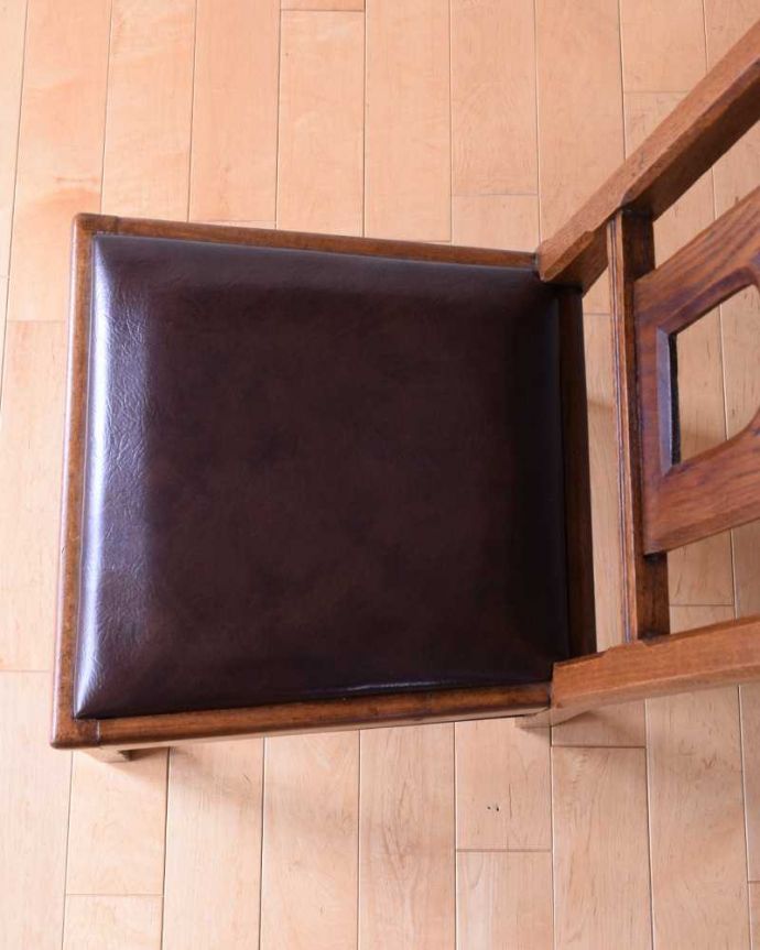 チャーチチェア　アンティーク チェア　貴重！教会で使われていたアンティークチェア、貼り座タイプのチャーチチェア。座面を上から見るとこんな感じ長時間座っても疲れません。(m-639-c)