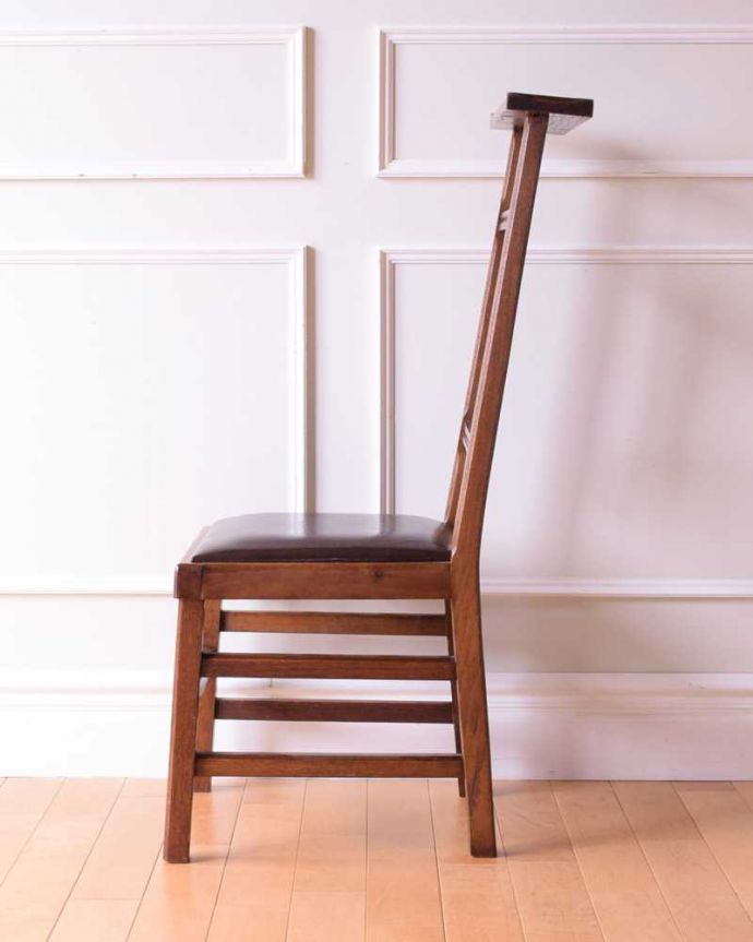 チャーチチェア　アンティーク チェア　貴重！教会で使われていたアンティークチェア、貼り座タイプのチャーチチェア。横から見るとこんな感じ脚もとにある桟は、礼拝に来た人たちの荷物置き場。(m-639-c)