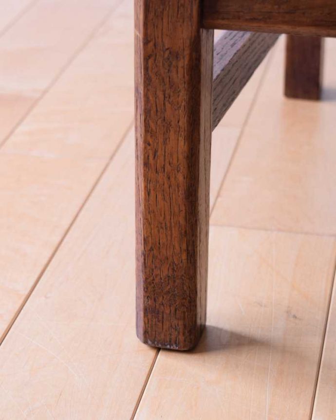 チャーチチェア　アンティーク チェア　貴重！教会で使われていたアンティークチェア、貼り座タイプのチャーチチェア。床を滑らせて移動出来ますHandleではアンティークチェアの脚の裏にフェルトキーパーをお付けしています。(m-639-c)