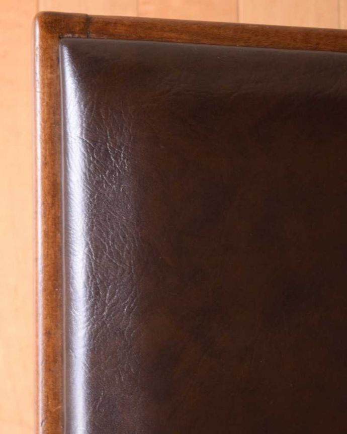 チャーチチェア　アンティーク チェア　貴重！教会で使われていたアンティークチェア、貼り座タイプのチャーチチェア。新しいものに張り替えていますシンプルなデザインを活かせるよう考えて座面の生地を選びました。(m-639-c)