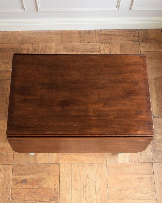 アンティークのテーブル　アンティーク家具　ミントグリーンのアンティークバタフライテーブル（キャスター付き）。畳むとこんなにスリムなサイズリーフを開く前はこんな形です。(m-639-f)