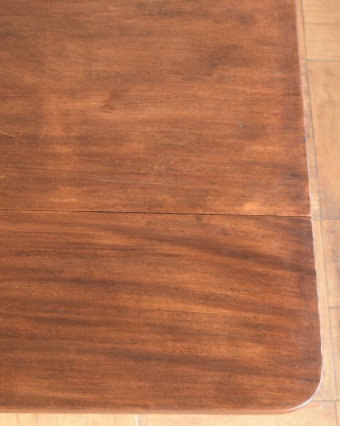 アンティークのテーブル　アンティーク家具　ミントグリーンのアンティークバタフライテーブル（キャスター付き）。近づいて見てみると･･･たっぷりの手間と時間を掛けて職人が丁寧にお直しした天板は、木目も美しく見えます。(m-639-f)