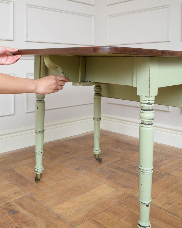 アンティークのテーブル　アンティーク家具　ミントグリーンのアンティークバタフライテーブル（キャスター付き）。あっという間にサイズが変えれます。(m-639-f)