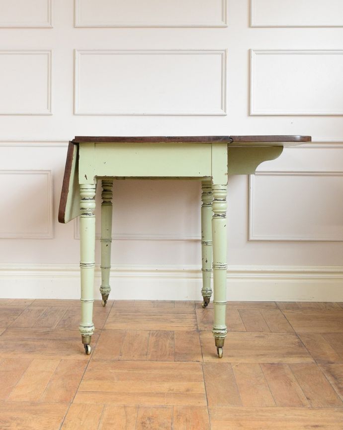 アンティークのテーブル　アンティーク家具　ミントグリーンのアンティークバタフライテーブル（キャスター付き）。片方だけ開いても･･･片方の羽を開くとこんな感じです。(m-639-f)