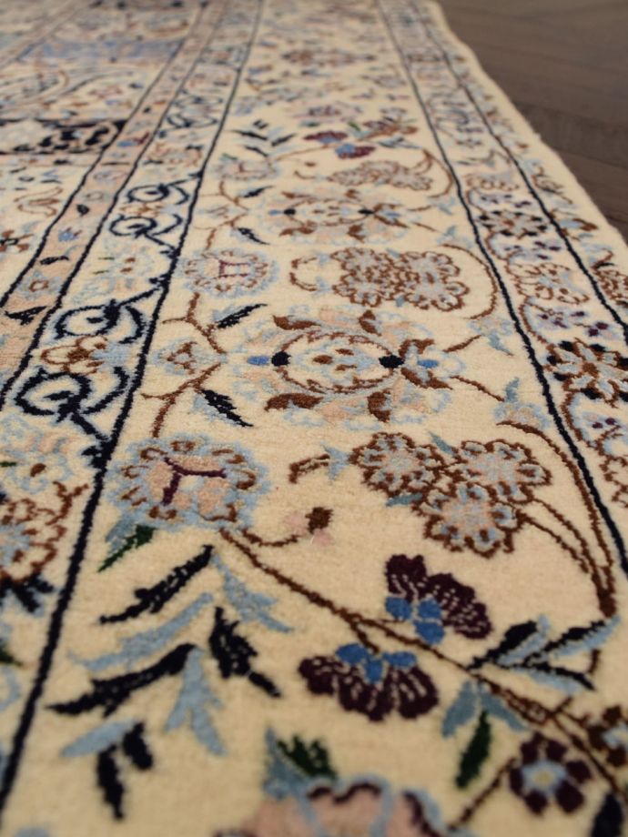 ナインのペルシャ絨毯