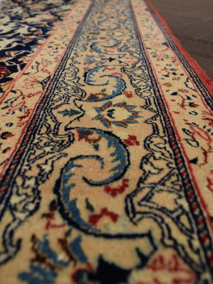 ナインのペルシャ絨毯