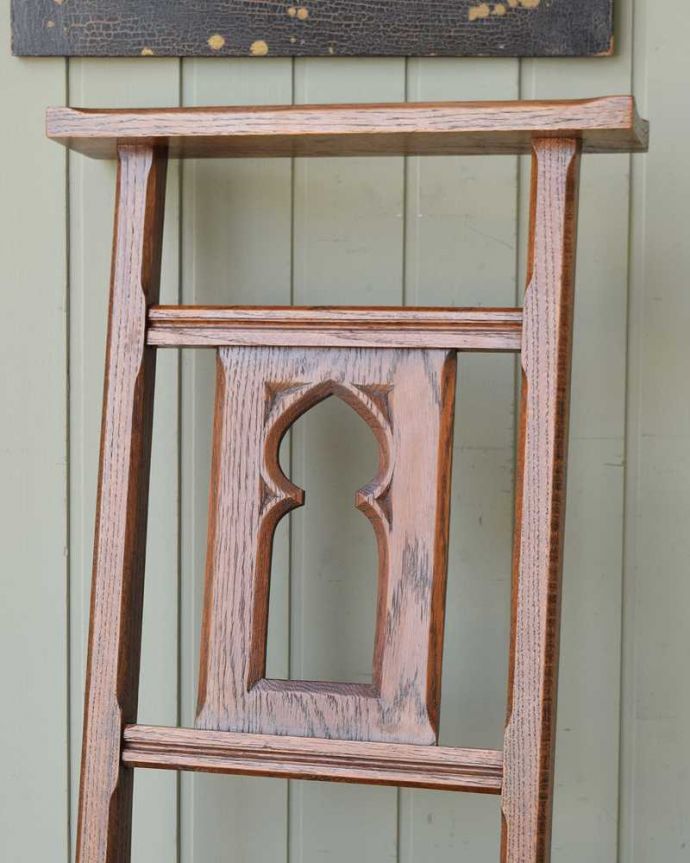 アンティークチェアの背もたれ