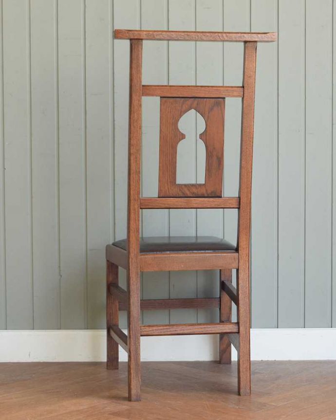 チャペルチェアの後ろ姿