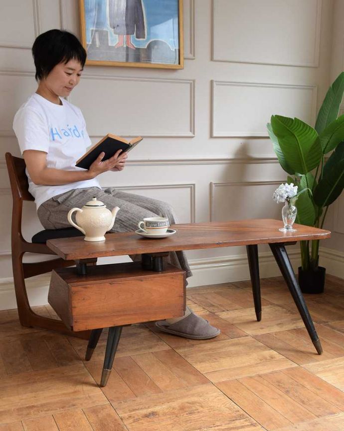 アンティーク家具 ヴィンテージの北欧家具、脚がスタイリッシュなBOX付きコーヒーテーブル。スマートなカッコよさが人気のヒミツ北欧デザインのコーヒーテーブルは見た目のカッコよさと、どんなお部屋にも似合っちゃうシンプルなデザインが人気です。(m-640-f)