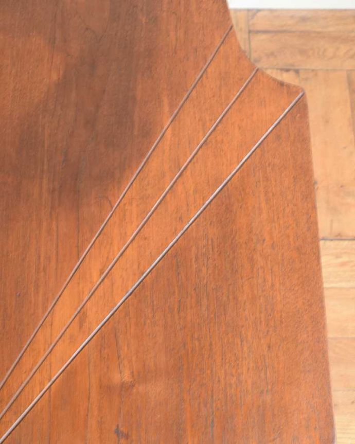 アンティーク家具 ヴィンテージの北欧家具、脚がスタイリッシュなBOX付きコーヒーテーブル。近づいて見てみると･･･天板を近くで見て下さい。(m-640-f)