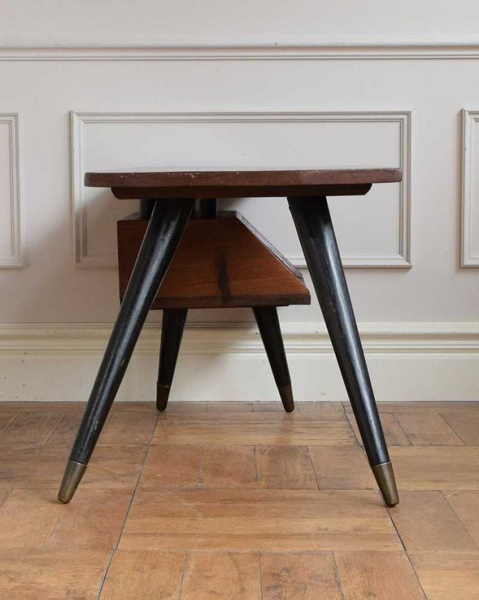 アンティーク家具 ヴィンテージの北欧家具、脚がスタイリッシュなBOX付きコーヒーテーブル。横から見てみてもカッコいい！北欧スタイルのテーブルは、横から見てもやっぱりスマートでカッコいいんです。(m-640-f)