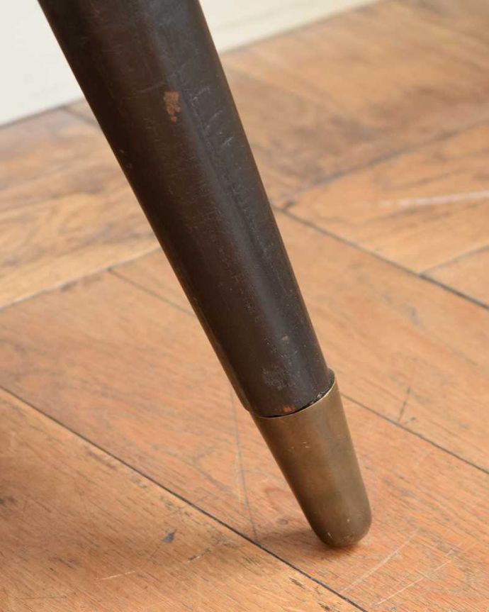 アンティーク家具 ヴィンテージの北欧家具、脚がスタイリッシュなBOX付きコーヒーテーブル。持ち上げなくても移動できます！Handleのアンティークは、脚の裏にフェルトキーパーをお付けしていますので、床を滑らせてれば移動が簡単です。(m-640-f)