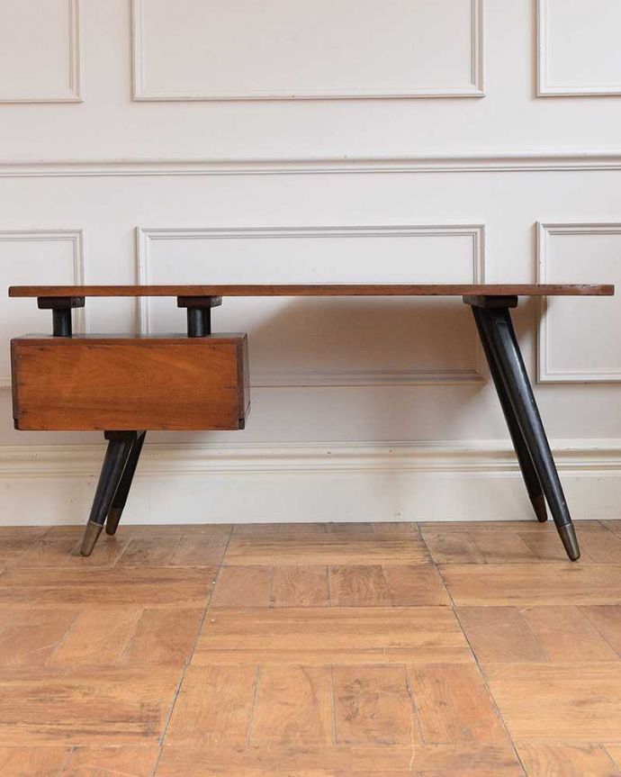 アンティーク家具 ヴィンテージの北欧家具、脚がスタイリッシュなBOX付きコーヒーテーブル。360度、どこから見てもカッコいい！アンティークは新品ではないので、もちろん経年変化によるキズはありますが、専門の職人がしっかりお直しをしているので、どの角度から見てもキレイです。(m-640-f)