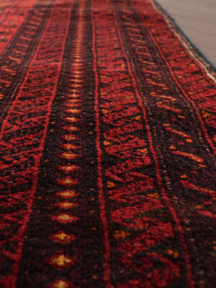 幾何学模様がおしゃれなバルーチの絨毯、ビンテージのトライバルラグ