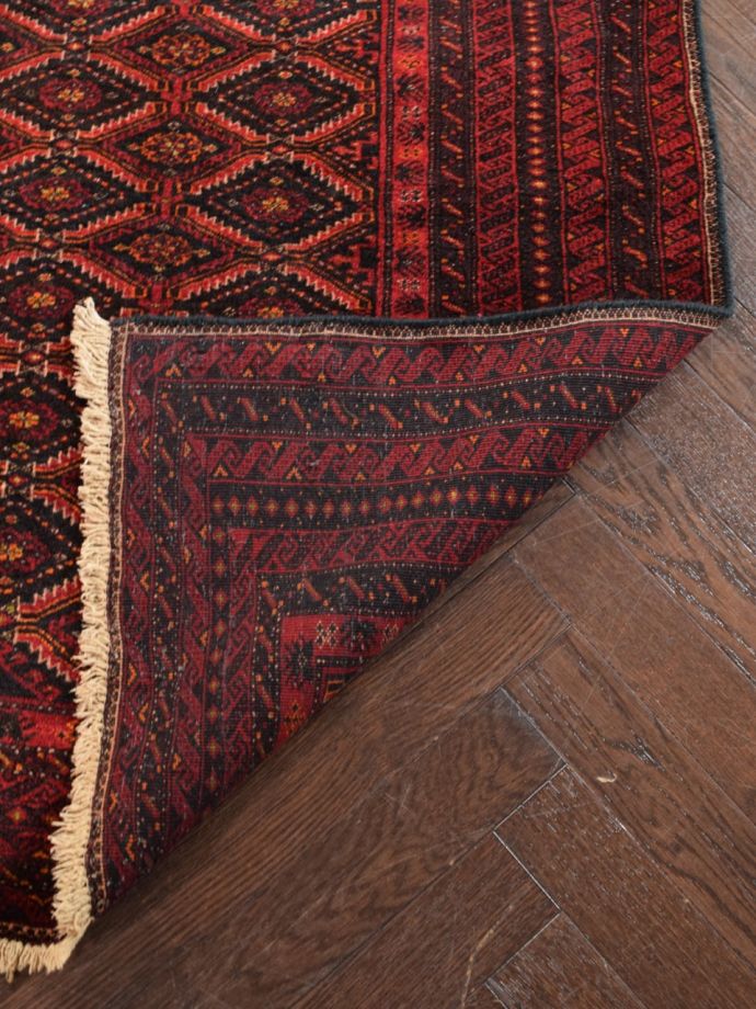 幾何学模様がおしゃれなバルーチの絨毯、ビンテージのトライバルラグ