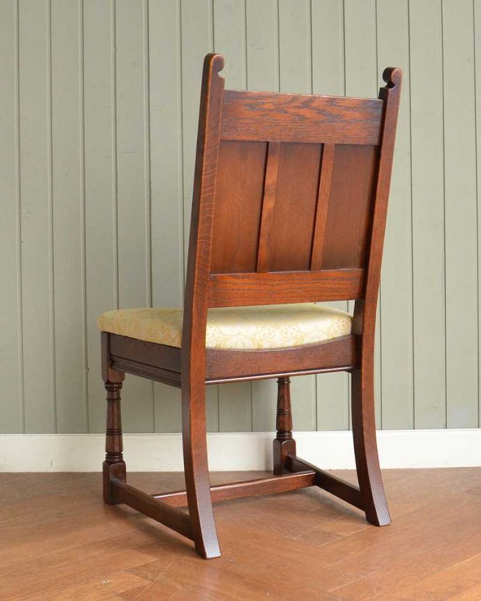 アンティークチェアの後ろ姿