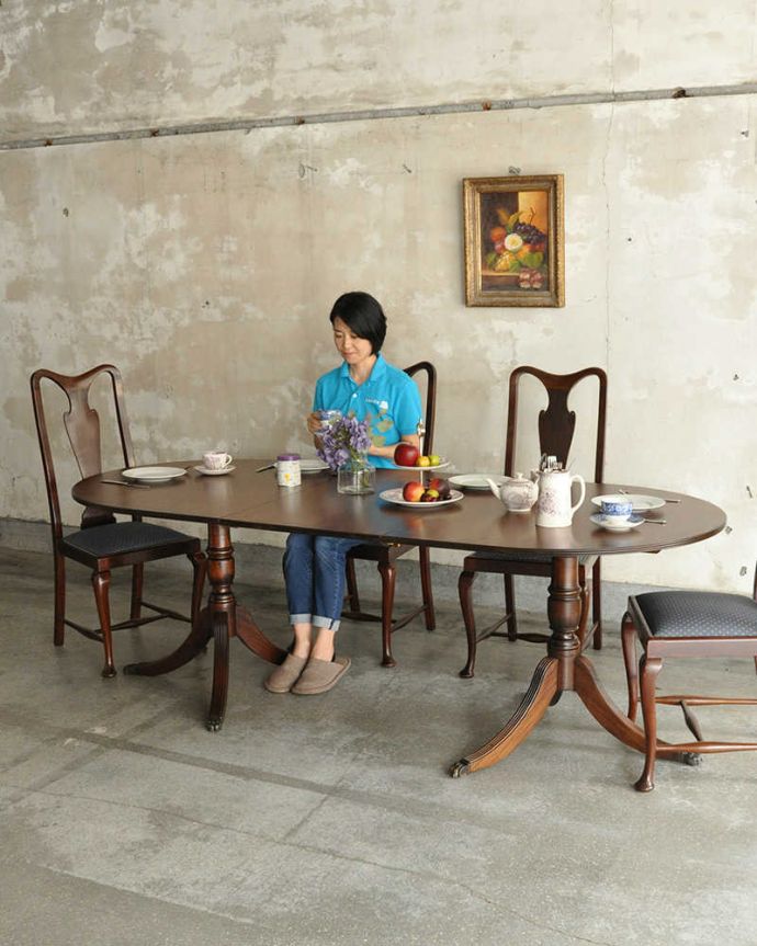 アンティークのテーブル　アンティーク家具　美しい脚が特徴的なアンティークの英国家具、伸張式のダイニングテーブル。用途に合わせてサイズを変えれる便利なテーブル英国クラシックな雰囲気がたっぷり詰まった美しいエクステンションテーブル。(m-641-f)