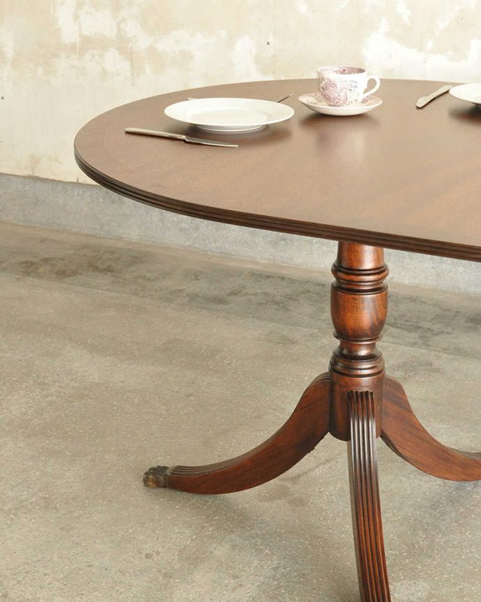 アンティークのテーブル　アンティーク家具　美しい脚が特徴的なアンティークの英国家具、伸張式のダイニングテーブル。英国アンティークらしい優雅な佇まいにうっとりアンティークらしい上品な木目とデザインの美しさ。(m-641-f)