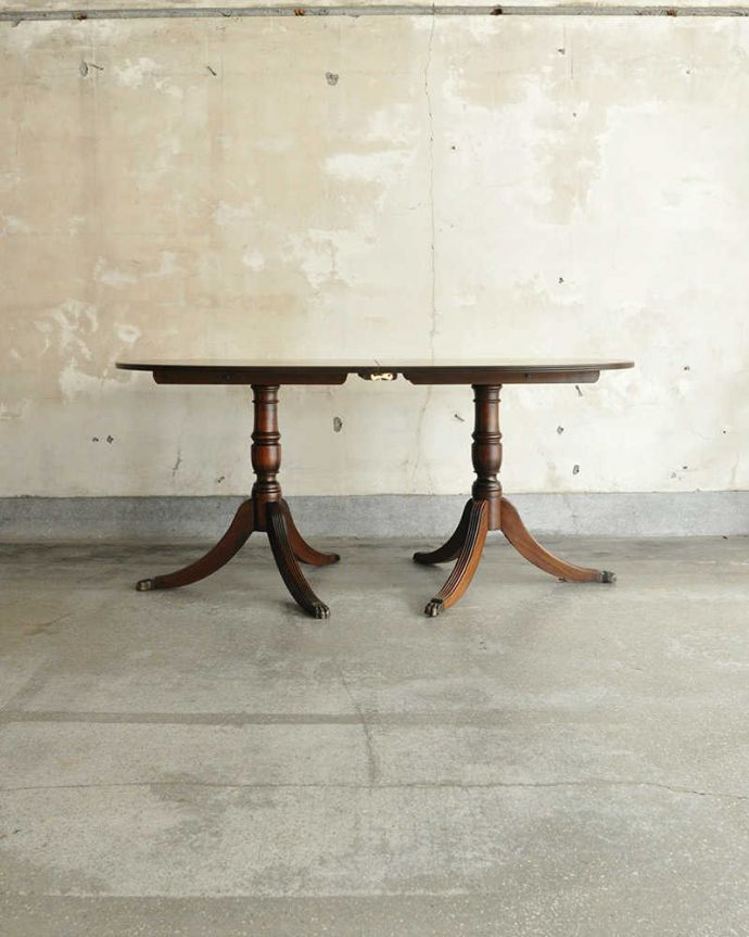 アンティークのテーブル　アンティーク家具　美しい脚が特徴的なアンティークの英国家具、伸張式のダイニングテーブル。横から見た姿は…究極に優雅なシンプルデザイン。(m-641-f)