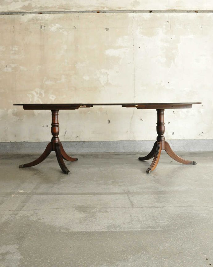 アンティークのテーブル　アンティーク家具　美しい脚が特徴的なアンティークの英国家具、伸張式のダイニングテーブル。天板を足すと･･･かなり大きなサイズになるので、大人数で使えます。(m-641-f)
