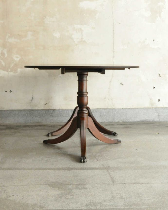アンティークのテーブル　アンティーク家具　美しい脚が特徴的なアンティークの英国家具、伸張式のダイニングテーブル。こちら側から見ても･･･360度、どこから見てもスッキリと美しい姿でみんなを魅了してくれます。(m-641-f)