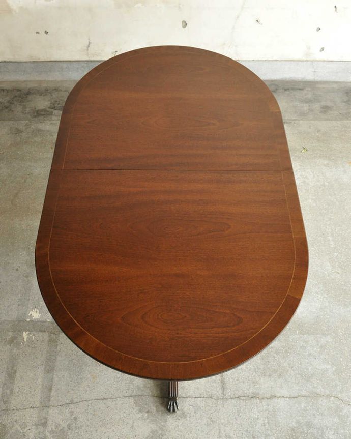 アンティークのテーブル　アンティーク家具　美しい脚が特徴的なアンティークの英国家具、伸張式のダイニングテーブル。上から見るとこんな形天板を足す前はこんな形です。(m-641-f)